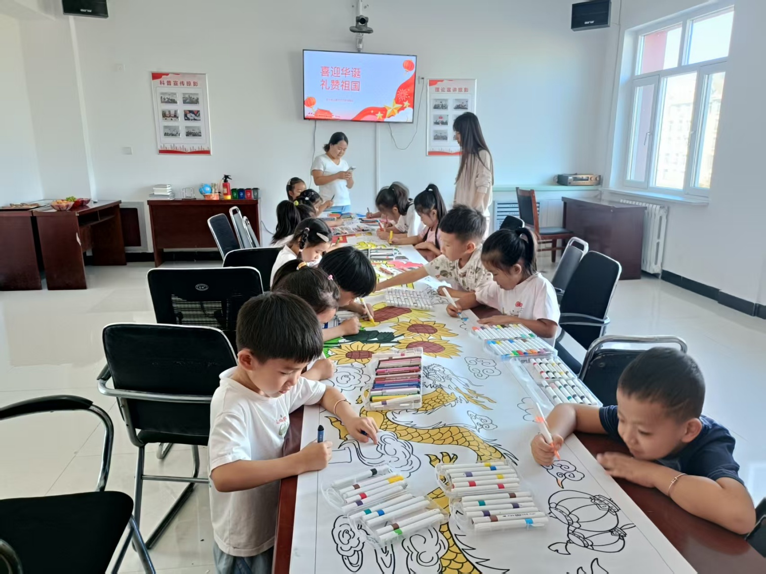 西城街道阳光社区关工委”童心绘祖国，喜迎国庆节“绘制长卷活动照片3_副本.jpg