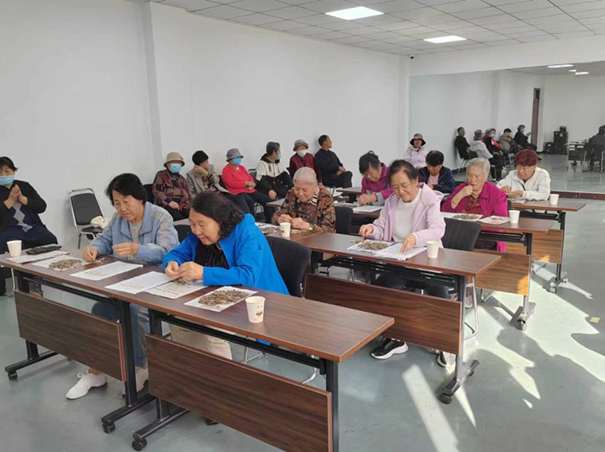 1790925786588047.jpg 西城街道如意东社区关工委“趣味欢腾迎华诞,同心同乐聚邻里”国庆游戏活动照片1_副本.jpg