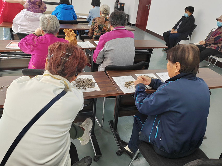 1790925823534511.jpg 西城街道如意东社区关工委“趣味欢腾迎华诞,同心同乐聚邻里”国庆游戏活动照片3_副本.jpg