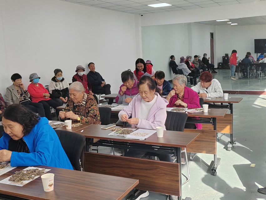 1790925847235868.jpg 西城街道如意东社区关工委“趣味欢腾迎华诞,同心同乐聚邻里”国庆游戏活动照片4_副本.jpg