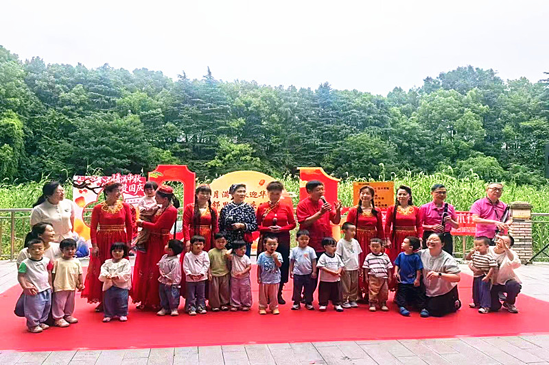 江苏省南京市玄武区台城花园社区关工委联合组织“五老” 参加“邻里同心?喜迎双节”主题广场活动(4).jpg