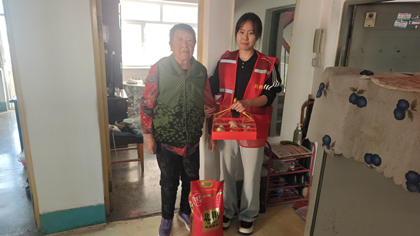 1791037366903645.jpg 平庄城区街道黄河社区关工委“情暖中秋送关怀,巧手花馍传心意”慰问老人活动照片2_副本.jpg