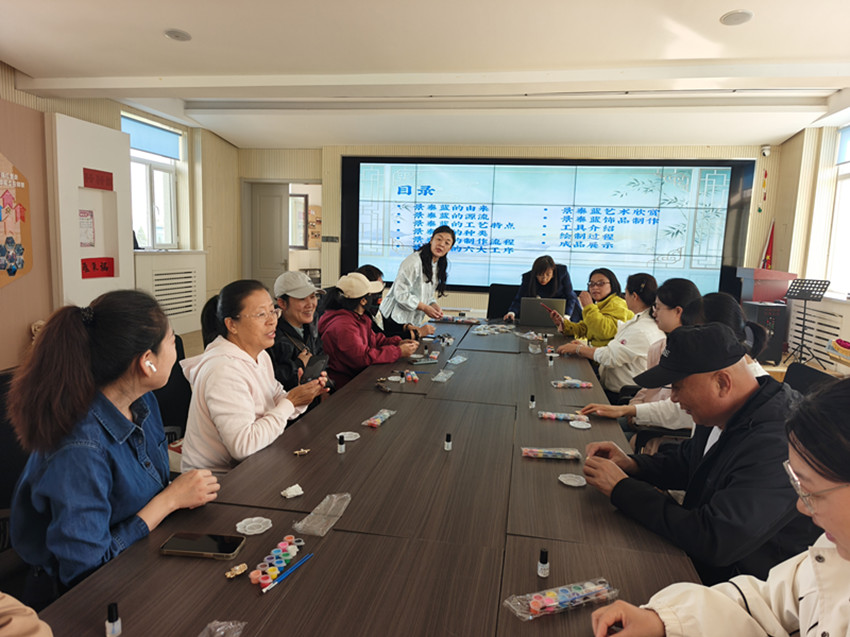 1791117959431974.jpg 平庄城区街道天山社区关工委“铜丝凝古韵,釉色贺华诞”活动照片1_副本.jpg