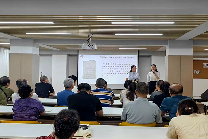 1791267272655719.jpg 江苏省南京市雨花台烈士陵园管理局关工委走进社区开展党性教育宣讲,“对话式”党课讲信仰(2).jpg