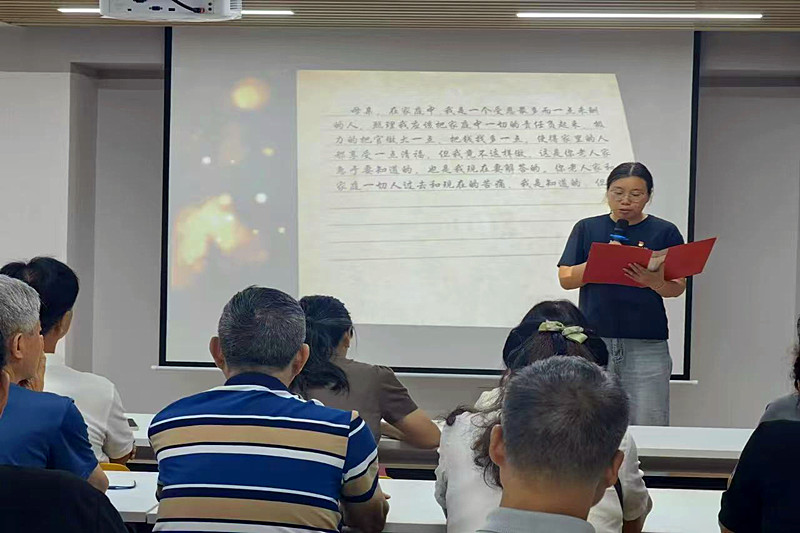 1791267283947311.jpg 江苏省南京市雨花台烈士陵园管理局关工委走进社区开展党性教育宣讲,“对话式”党课讲信仰(3).jpg