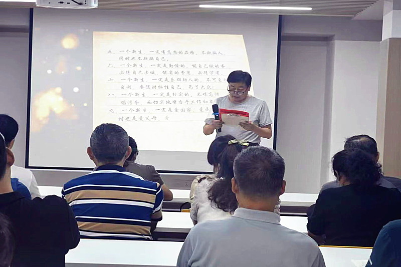 1791267296881429.jpg 江苏省南京市雨花台烈士陵园管理局关工委走进社区开展党性教育宣讲,“对话式”党课讲信仰(4).jpg