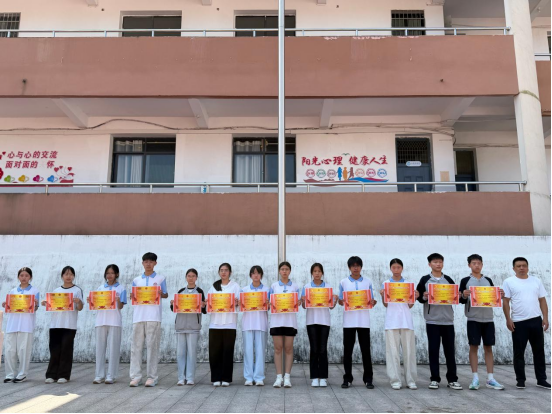 优秀团员和优秀学生会干部合影。.png