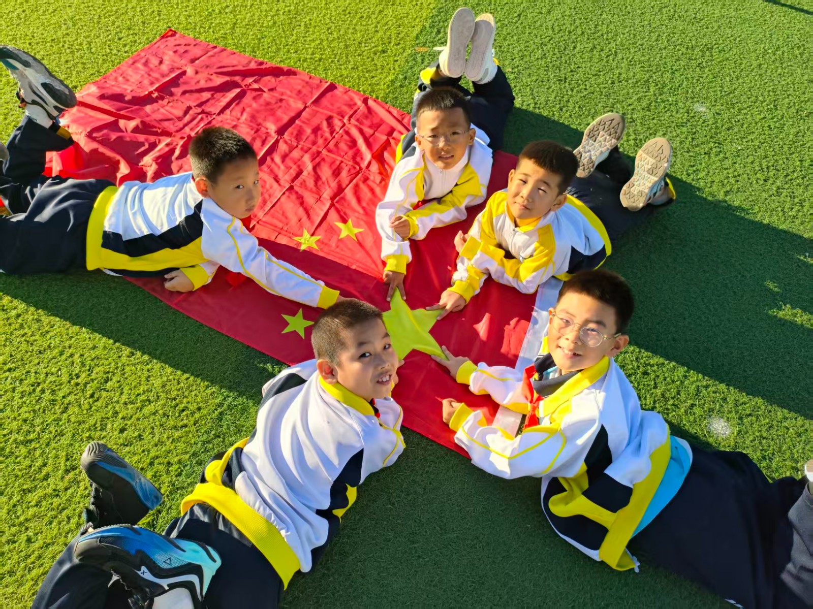 拜泉县文化小学关工领导小组开展“我与国旗合个影”主题教育2.jpg