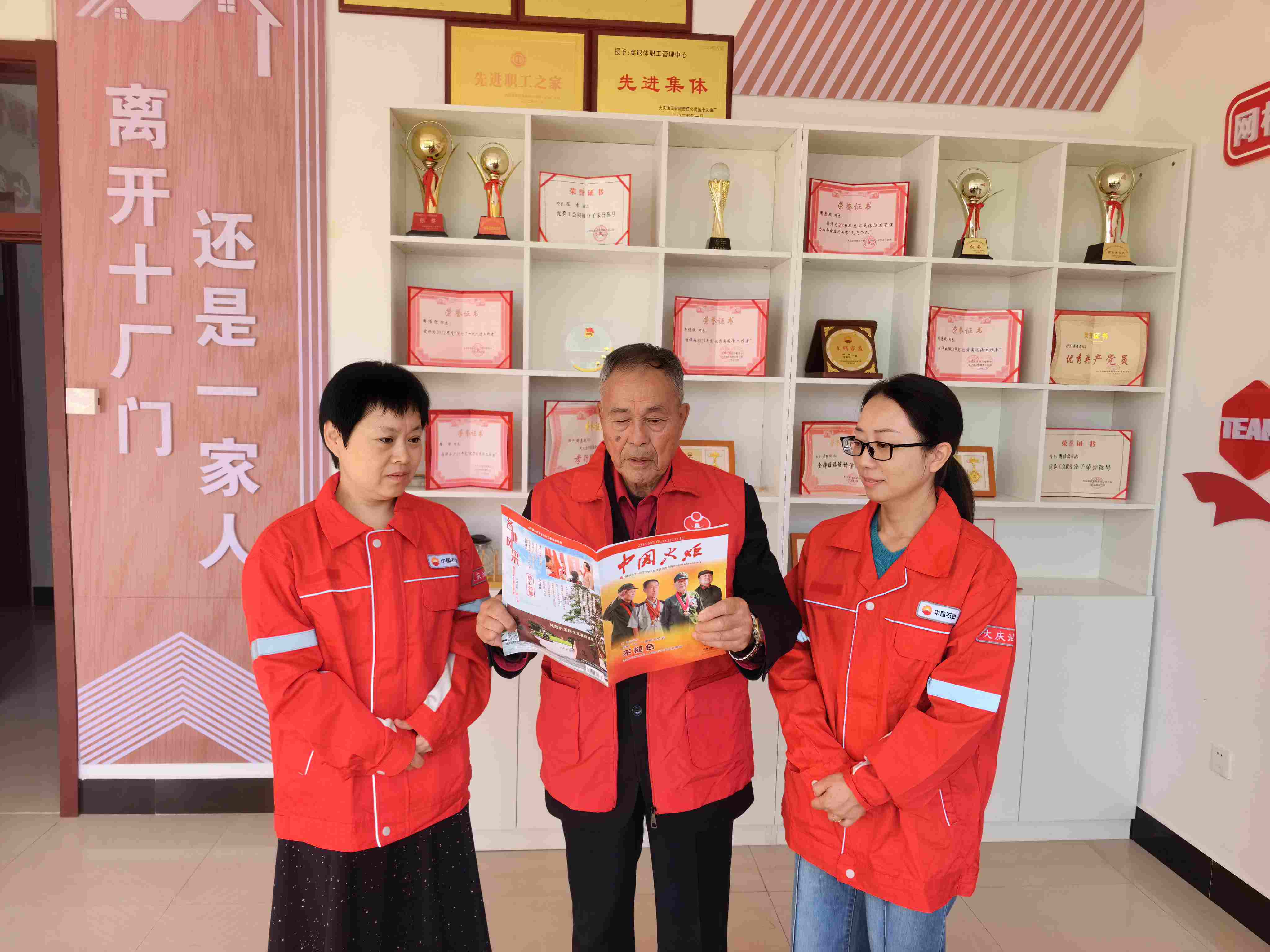 老少共读一本书照片1.jpg