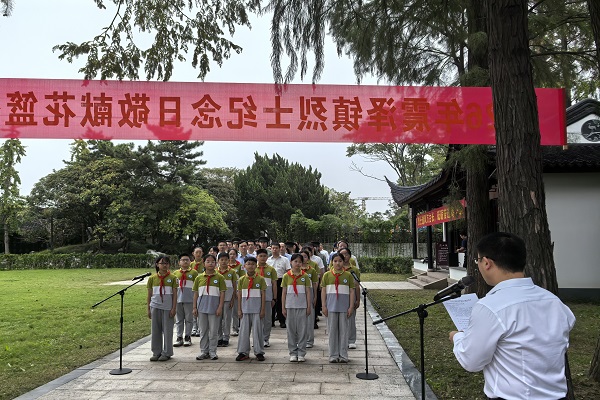 1791440474498139.jpg 震泽实验小学关工委:银龄传薪祭英烈 红色基因润童心.jpg