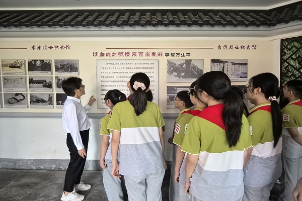 1791440485637992.jpg 震泽实验小学关工委:银龄传薪祭英烈 红色基因润童心2.jpg