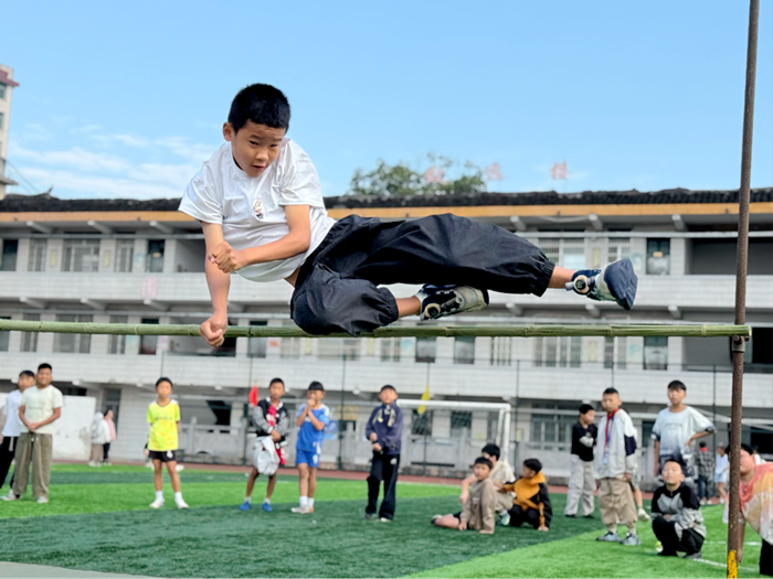 1791514245497620.png 毛沟小学运动.png