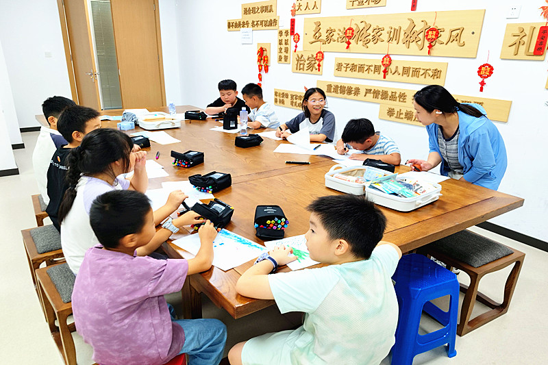 1791518632409125.jpg 江苏省南京市江北新区顶山街道金汤街社区关工委开展“童心绘梦,创意飞扬”手工绘画活动.jpg