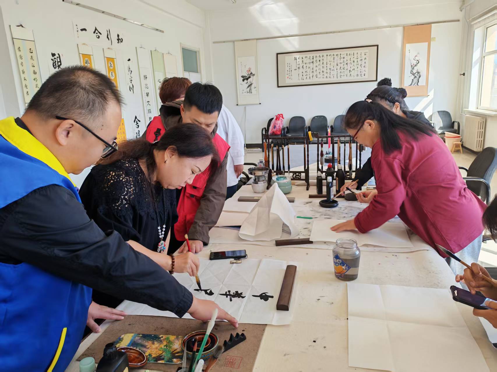 1791615455421583.jpg 红岗区杏南街道红杏社区关工小组开展“翰墨凝同心 书香聚团结”民族团结书法实践活动.jpg