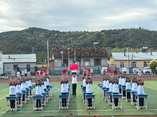 1791712359254667.jpg 磨刀石中学开展艺体会暨课桌舞展演活动2_副本.jpg