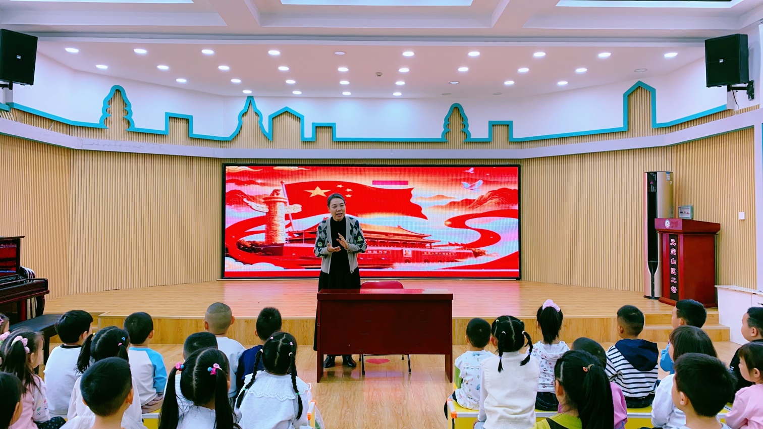 1791945073763550.jpg 区第二幼儿园关工委:“‘五老”’传薪火,童心向祖国”“五老”进校园活动照片1_副本.jpg