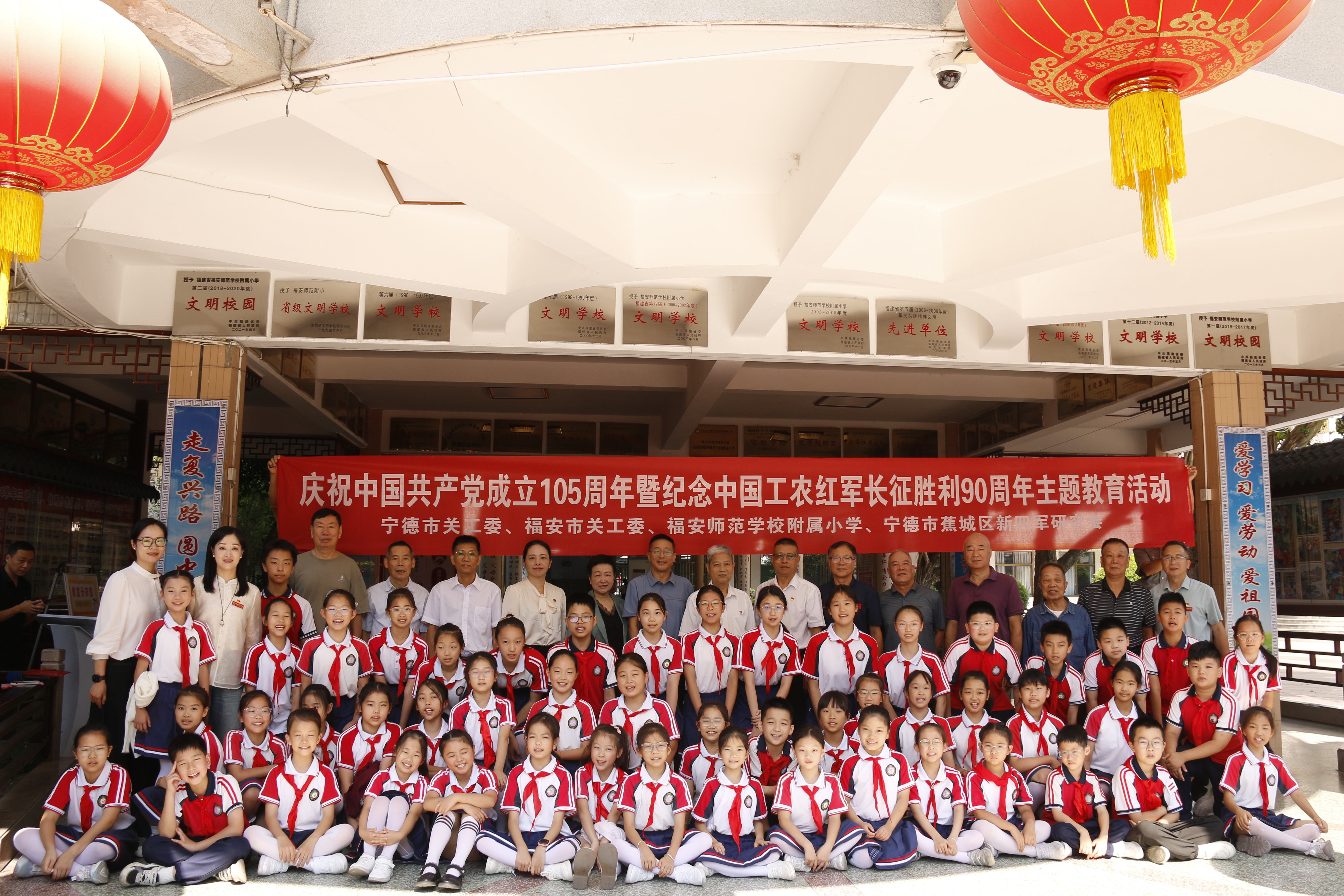 1792122548262825.jpg 师生集体照2.jpg