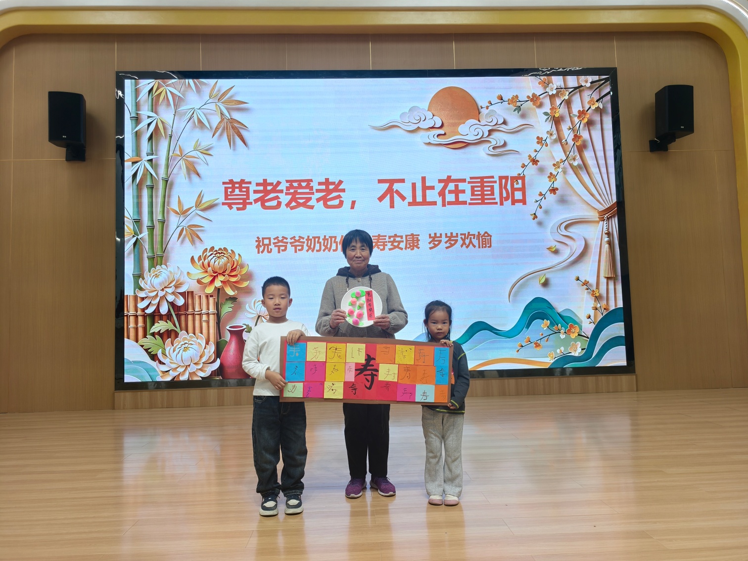 1792308086273843.jpg 区第八幼儿园关工委:“重阳敬老传红色,薪火童心永相传”“五老”进校园活动照片4_副本.jpg