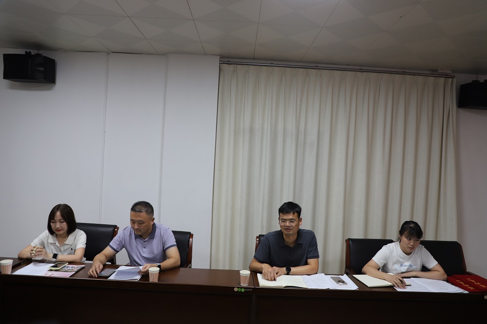市老干局调研组人员2.jpg