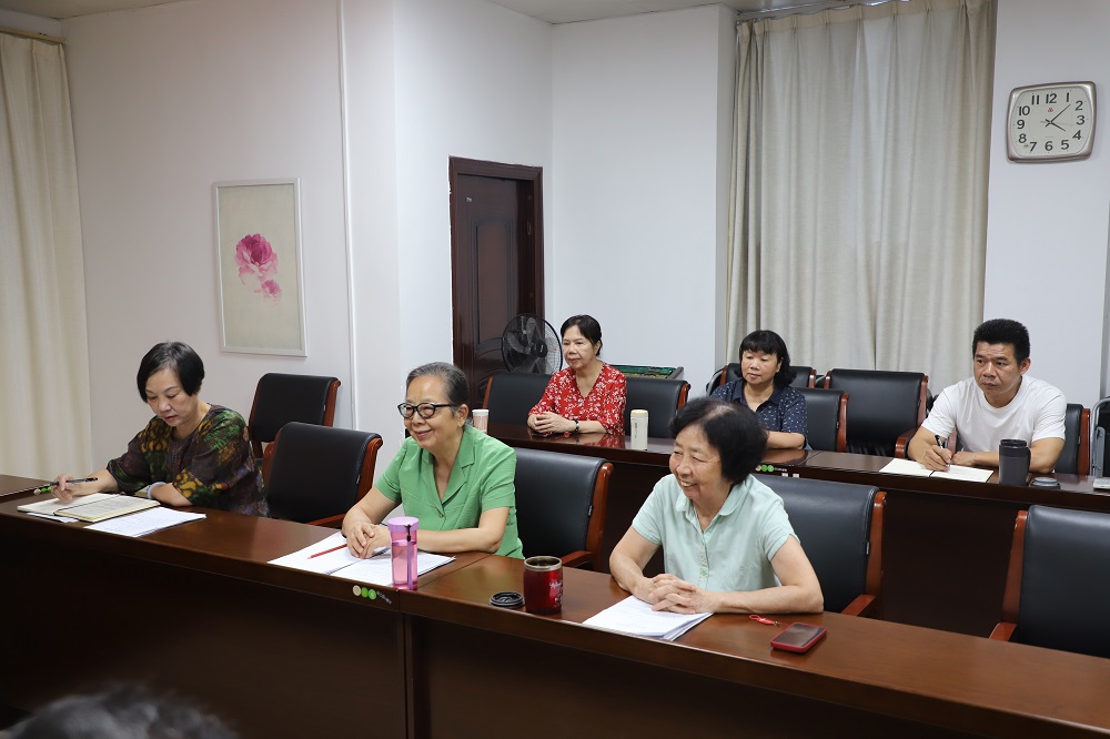 市关工委参与调研的领导和办公室同志2.jpg