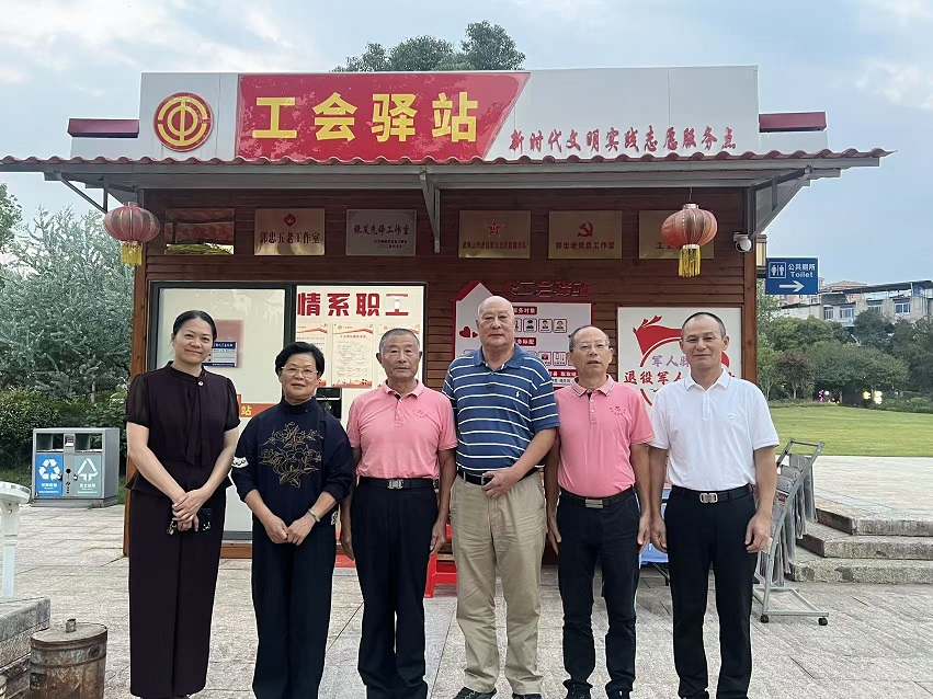 1792724759353013.jpg 省关工委领导调研武夷山郭忠“五老”工作室合照.jpg